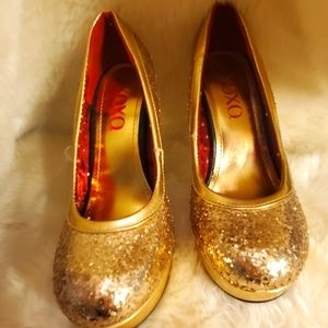 XOXO GOLD HEELS 6 1/2